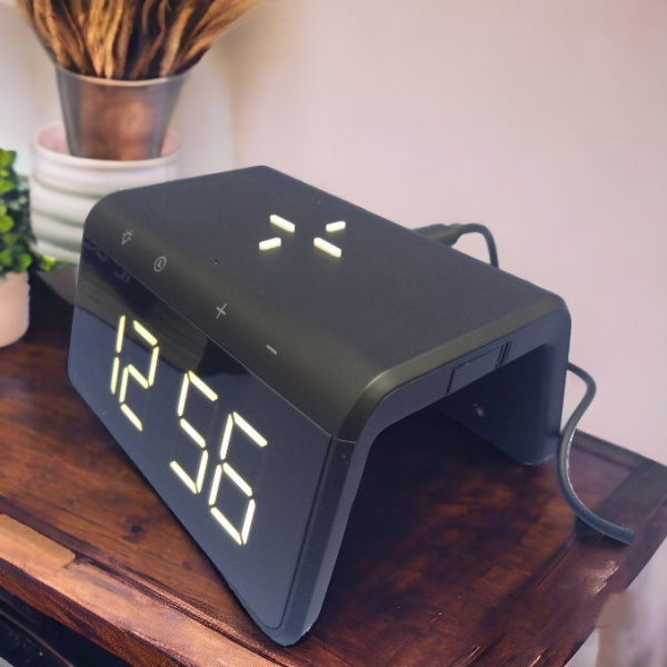 Часы настольные с функцией беспроводной зарядки и RGB подсветкой / Умные часы